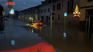 Pioggia record in Lombardia: a Bellinzago Lombardo i vigili del fuoco soccorrono la popolazione...