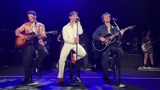 Jonas Brothers - Little Bird (Live)