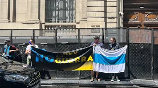 Митинг против войны в Украине. Буэнос-Айрес, 24 февраля 2023г Российское посольство в Аргентине.