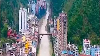 Yanjin, Yunnan Province. The narrowest city in the world.世界上最窄的城市