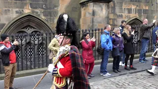 The Highlanders (4-SCOTS P&D) parade down Edinburgh's Royal Mile [4K/UHD]