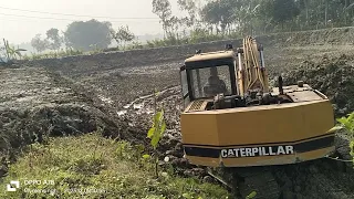 পুকুরের কাজ হচ্ছে ভেকু দিয়ে