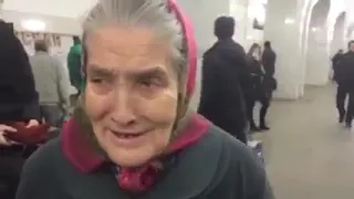Бабушка Лида поет в метро Шарль Азнавур 2015