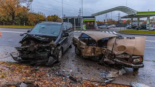 В Днепре на Космической ВАЗ и Mercedes столкнулись «лоб в лоб»: двух пострадавших забрала скорая