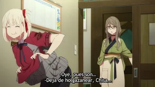 Chisato se prueba uno de los boxer de Takina