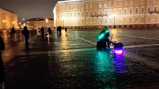Nautilus Pompilius - "Дыхание" песню на Дворцовой площади исполняет уличный музыкант Николай Музалёв