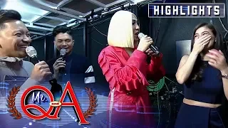 Anne goes backstage to clean her teeth | It's Showtime Mr. Q and A