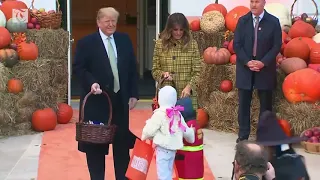 Trumps hand out candy to White House trick or treaters