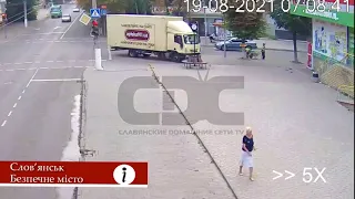 Сломал светофор и "слинял": ДТП в Славянске 19.08.2021