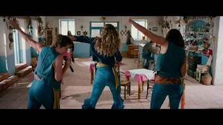 Mamma Mia 2 - Donna and the Dynamos Perform