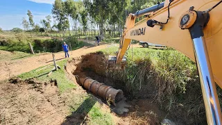 COLOCANDO TUBO PARA ENLARGUECER A ESTRADA TAVA PERIGOSO⚠️ - Escavadeira hidráulica