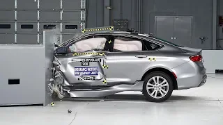 2015 Chrysler 200 4-door sedan driver-side small overlap IIHS crash test