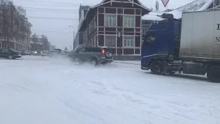 Внедорожник тащит фуру в Петрозаводске