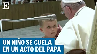 Un niño sorprende al Papa Francisco al colarse en una audiencia en el Vaticano | EL PAÍS