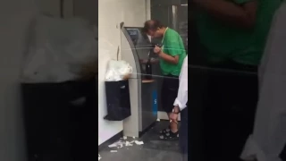 Пьяный мужик у банкомата