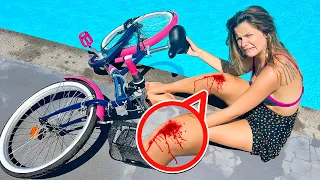 NINNA È CADUTA IN PISCINA CON LA BICICLETTA E SI È FATTA MALE!🤕