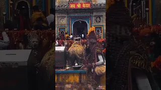 Yatris immerse in Sacred Darshan of Kedarnath Temple: part of Char Dham & 12 Jyotirlingas