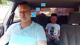 Damir and dad sleepy walk in the zoo Video for kids