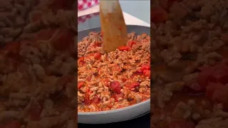 Receita de delicioso esparguete à bolonhesa com quatro ingredientes (carne, tomate, sal e massa)