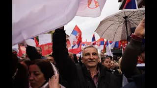 Protesta në veri me flamujt e Serbisë, Rusisë, Kosovës e Shqipërisë