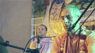 WAVES OF KIRTAN #20 // Niranjana Swami [with Ojasvi & Laksmi] - Vaishnava Summer Festival 2015