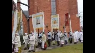 Šventinis Velykų rytas Rokiškio bažnyčioje: procesija skambant varpams ir būgnams