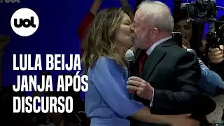 Lula beija Janja após discurso, incentiva Alckmin e Lu e brinca: 'Não pode ser muito'