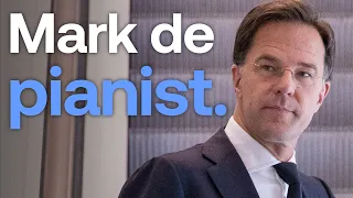 Mark Rutte speelt piano op Den Haag Centraal.