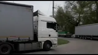 В Керчи фуры по ночам не пускают на завод и они стоят на дороге с автобусами