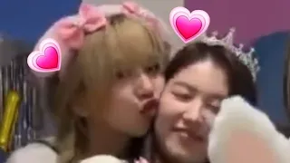 Sana and Chaeyoung *spicy moment* on Vlive 🤭🥰