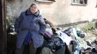 В Воронеже три дня не могли достать труп женщины, забившей мусором свою квартиру