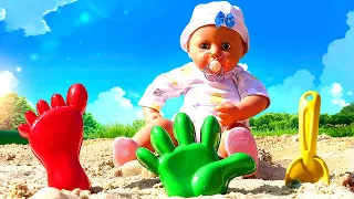 La muñeca bebé Annabelle en el parque para niños🍼🍼🍼  Vídeos de juguetes bebés.