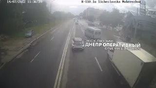 Видео момента ДТП с маршруткой возле цирка в Днепре