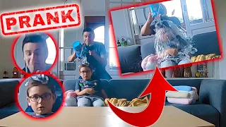 PRANK - J'INONDE SWAN PENDANT QU'IL REGARDE LA TÉLÉ !!! 😱😂(ça tourne mal, il me tape)