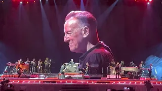 Tom Hanks & Rita Wilson sing Because the night at Bruce Springsteen show in Barcelona April 30, 2023