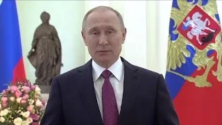Enquanto feministas são presas, Putin recita poesia
