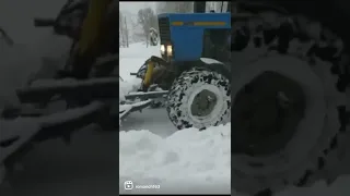 Трактор МТЗ 82 Поворотный отвал в действии толкает снег