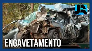 Quatro pessoas morrem em grande engavetamento causado por carreta no interior de Goiás