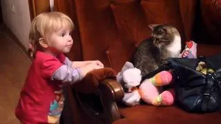 Кот прикольнулся над ребенком Cat joke of a child