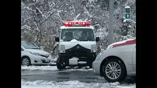 雪の中、事故現場へ緊急走行で向かう飯塚警察署庄内交番ミニパト