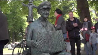 "Spielmann-Opa-Skulptur“ am Rostocker Uniplatz enthüllt