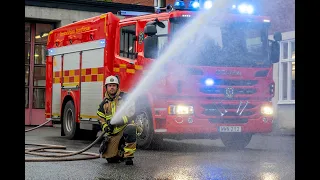 Barnens Blåljuskanal besöker Farsta Brandstation och får se hur en brandbil fungerar.