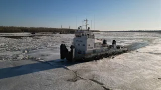 РТ-816 ломает лёд на реке Обь