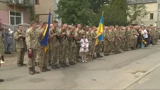 Меморіальну дошку загиблому Герою України Тарасові Сенюку освятили у Коломиї