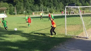 Юный вратарь делится опытом. Ловля мяча.Young goalkeeper to share experiences. Catching the ball.