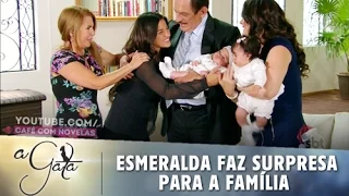 A Gata - Esmeralda faz surpresa para a família