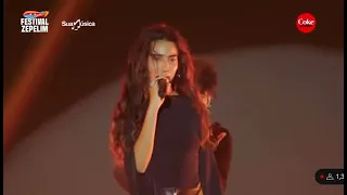 Marina Sena apresentando "Ombrim" no Zepelim Festival.