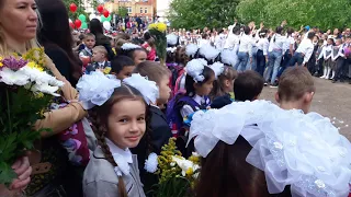 Николь Диас с мамой, племянником и бабушкой пошла во 2 класс