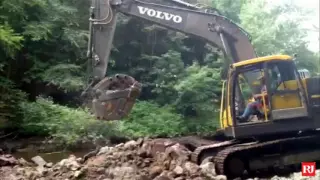 Crews remove dam from river in Meriden