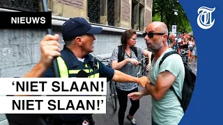 Demonstranten gaan los op agenten in Den Haag